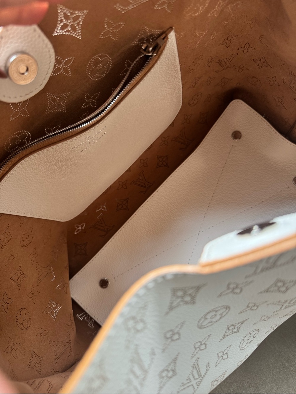 Louis Vuitton Carmel Mahina White/Cognac - Picture 3 of 5